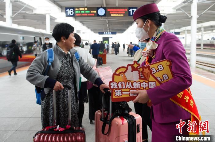 图为重庆客运段“女车班”列车员在站台为旅客提供乘车咨询。　何蓬磊 摄