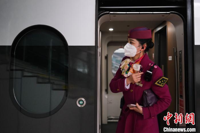 图为“女车班”成员——重庆客运段列车长鲁筱姝正在立岗值乘。　何蓬磊 摄