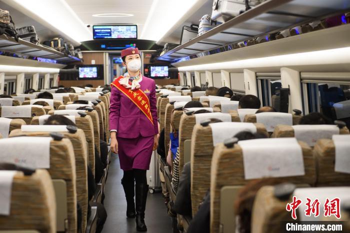 图为“女车班”成员——重庆客运段列车员曹引在车厢内巡视检查。　何蓬磊 摄