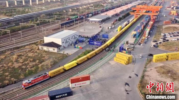 航拍“义新欧”中西建交纪念号班列从浙江义乌启程。　何锦程 摄