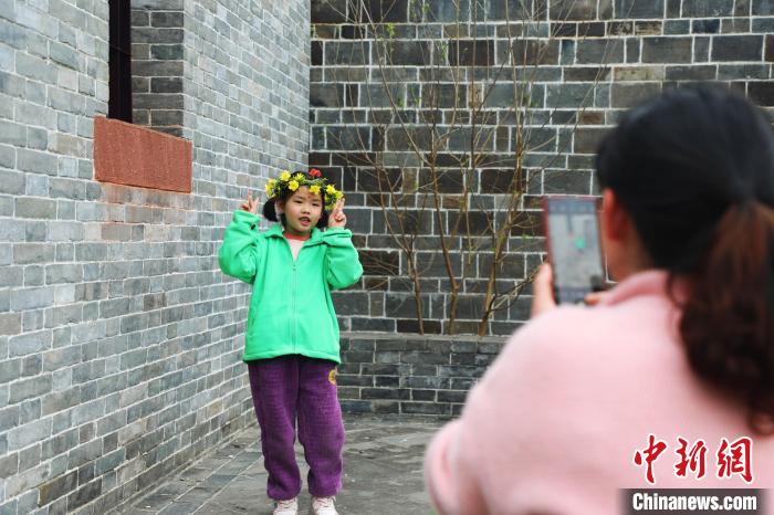 游客在刘铭传故居拍照留念。　陈家乐 摄