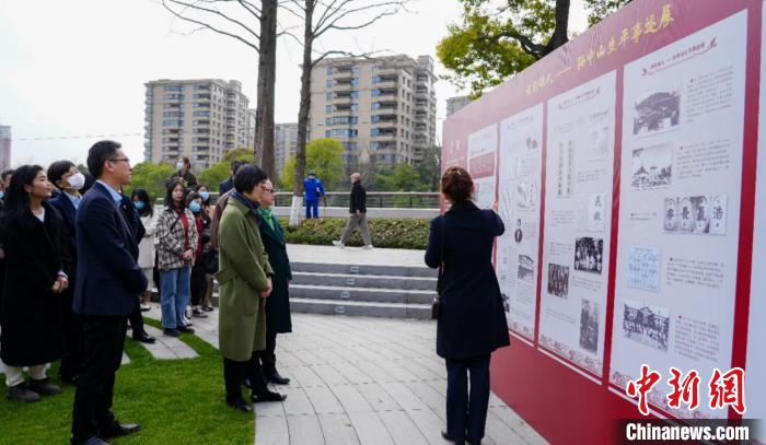 巡展吸引众多游人驻足观看。　华东政法大学供图