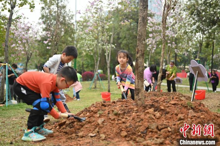 广州13个儿童公园联动“擦亮春天的底色”