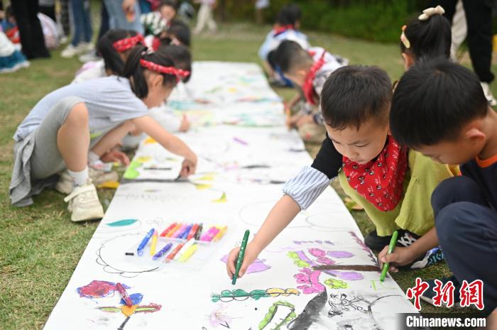 儿童参与绘画活动 陈楚红 摄