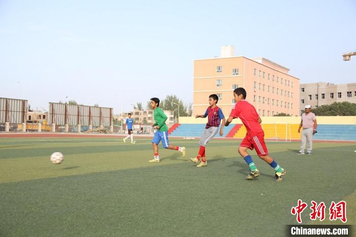 喀什足球群众基础好，大家都喜欢踢球。　刘梦馨 摄