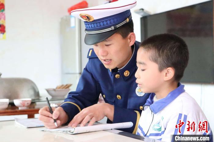队员正在辅导留守儿童做作业。　郑忠华消防救援站供图
