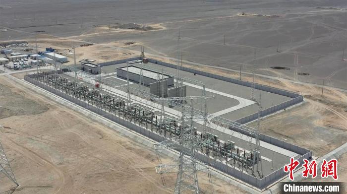 国网吐鲁番红山220千伏开关站为当地硅基新材料产业输送源源不断的电力。　周广科 摄