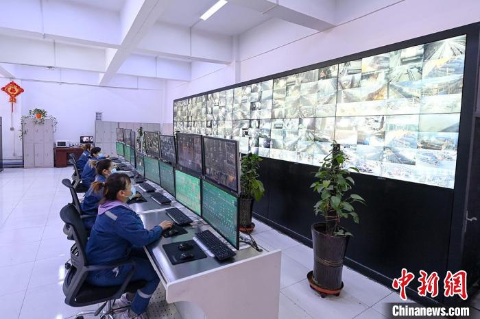 合盛硅业吐鲁番鄯善工业园区生产人员进行监控操作。　周广科 摄