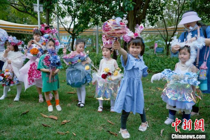 图为小朋友们身披各种花材制作的“花衣” 林仁明 摄