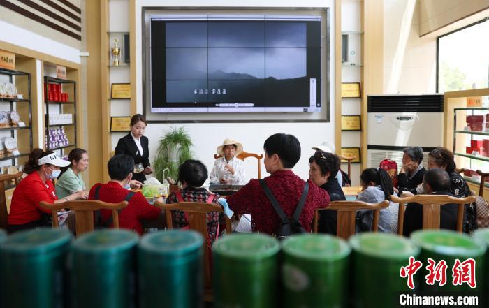 4月15日，游客在遵义湄潭中国茶城品茗。　田成 摄