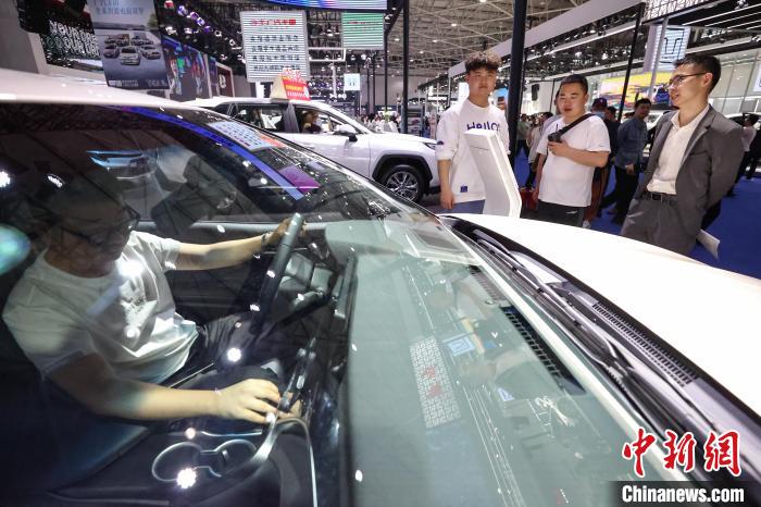 市民在广汽丰田汽车展位参观、体验。　瞿宏伦 摄