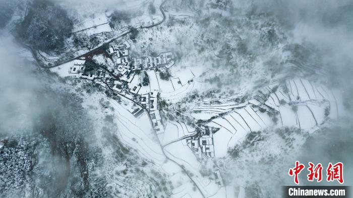 图为被春雪覆盖的武安市活水乡牛心山村。　李树锋 摄