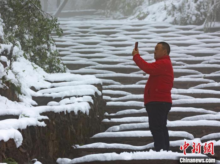 图为游客在太行山花溪谷拍摄雪景。　李树锋 摄