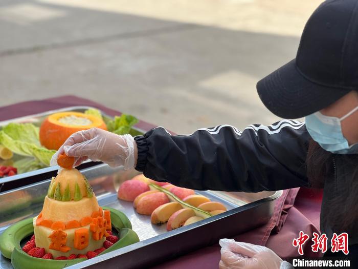 图为饲养员为小熊猫制作水果生日蛋糕。　刘锦苑 摄