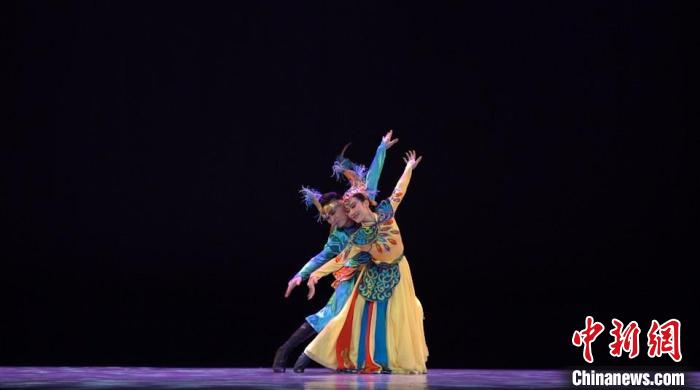 洪格尔和同伴在舞台上跳萨吾尔登，他们所扮演的是两只鸟的形象。　左丹丹 摄