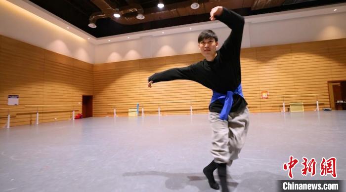 洪格尔舞蹈排练室练习萨吾尔登。　于苏甫 摄