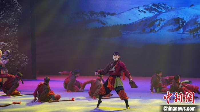 首届新疆文化艺术节上，洪格尔在非遗歌舞剧《雪山琴深情》中的演出画面。　左丹丹 摄