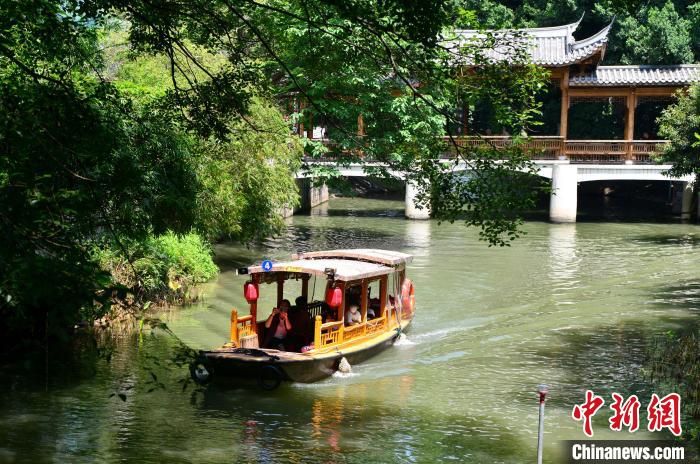 图为游客乘船游览福州内河沿岸美景。　张斌 摄