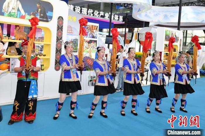 湖南怀化侗族人吹芦笙表演。　杨华峰 摄