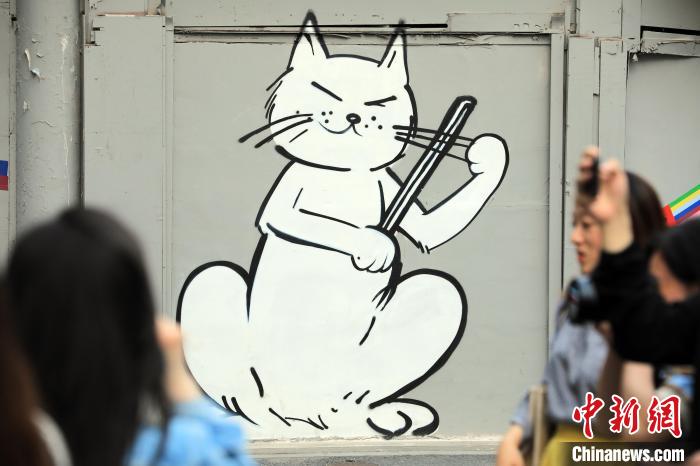 墙上的这些猫咪形象是向全上海网友征集而来的，并由艺术家tango精心创作绘制在墙面上。　汤彦俊 摄