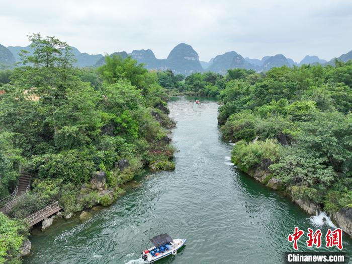 图为游客在安平仙河景区乘船游玩。　陈冠言 摄