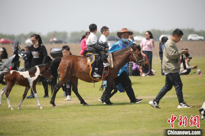 库木勒节现场游客体验骑马。　梅里斯区融媒体中心 供图