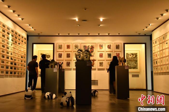 参观者在北京韩美林艺术馆里观赏艺术作品。(尹李梅 摄) 尹李梅 摄