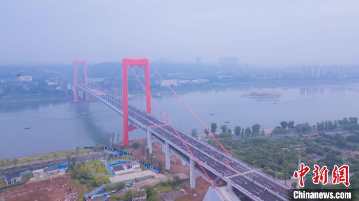 四川泸州：长江二桥建成投用万人踩桥庆通车