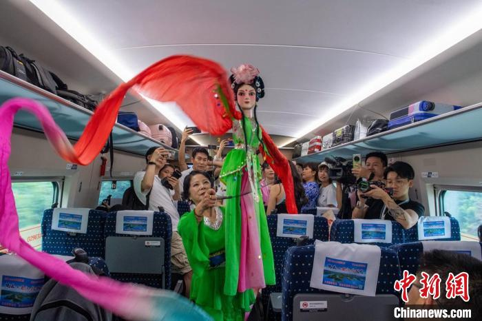 成都直达香港列车上文艺工作者展示长绸木偶。　刘忠俊　摄