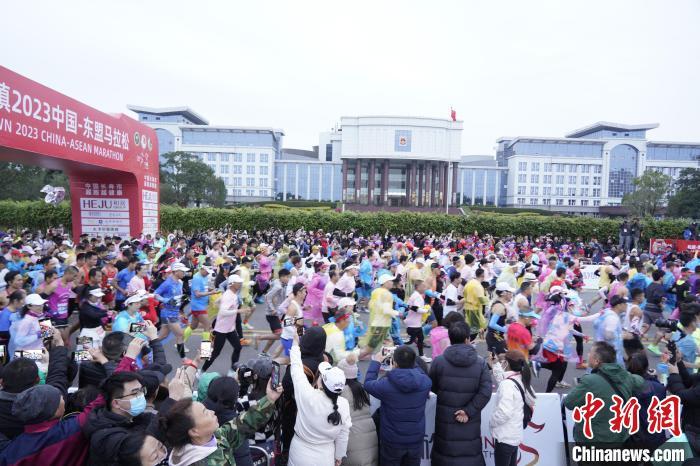 2023中国—东盟马拉松在广西防城港开跑