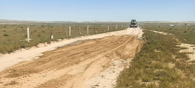 对破损路面开展填补修复工作。杭锦旗相关部门供图