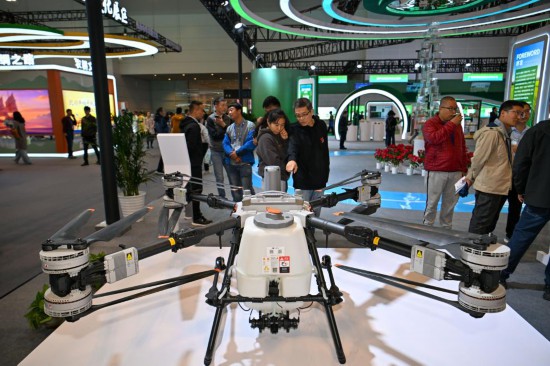 10月17日,观众在农业科技展区参观。新华社记者 孙凡越 摄