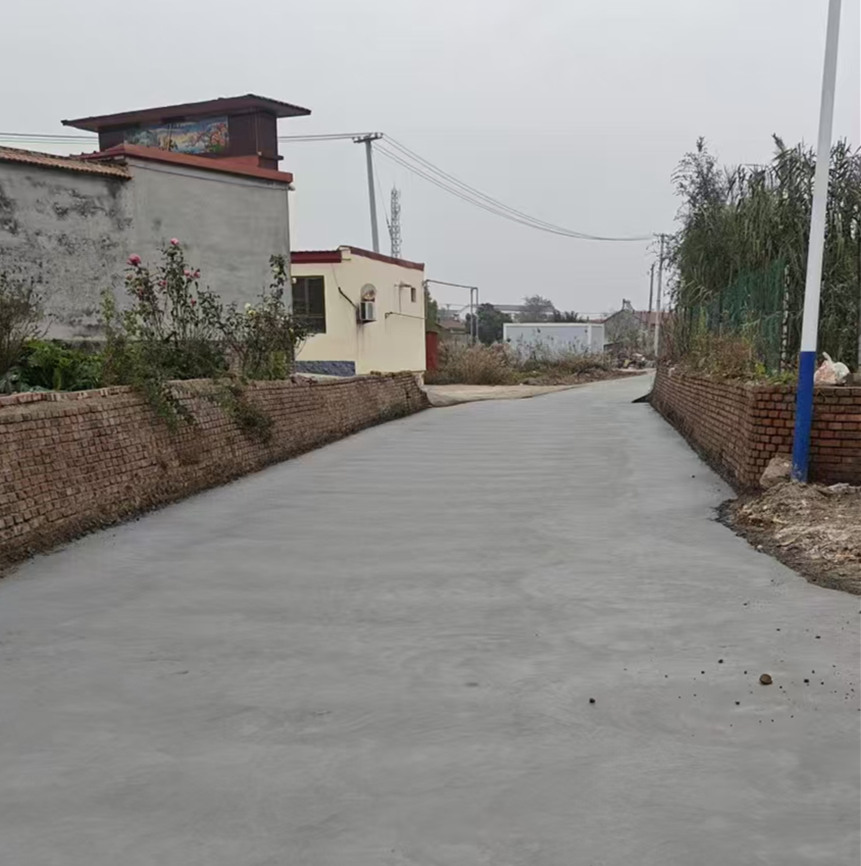 网民张女士拍摄的家门口的泥泞道路(修路后)。网民供图