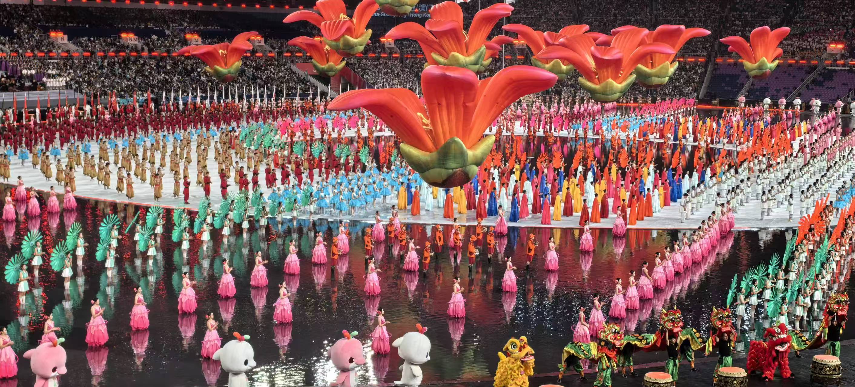 11月9日,第十五届全运会开幕式在广东奥林匹克体育中心举行。人民网 涂胜摄