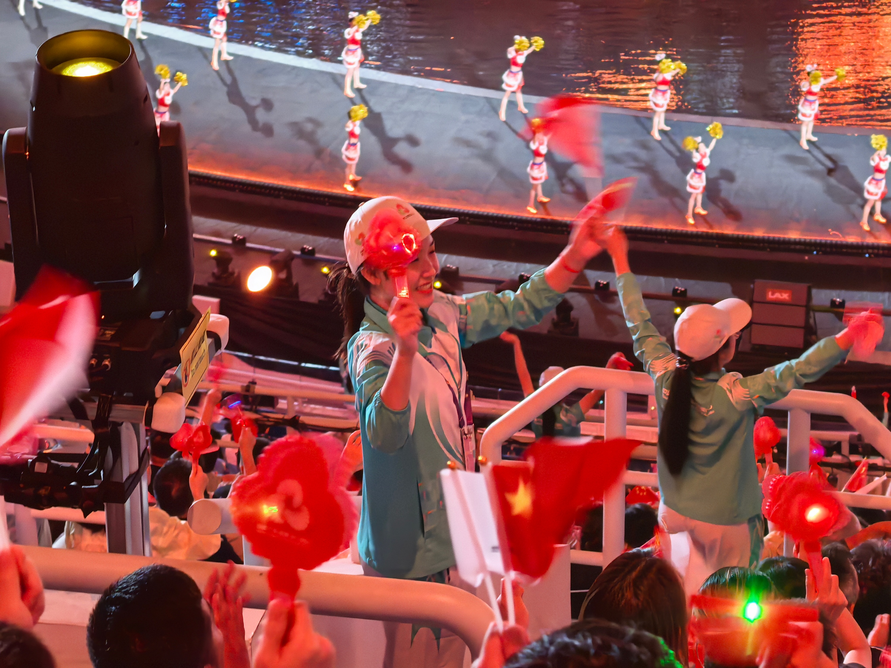 11月9日,香港志愿者姚正诺在第十五届全运会开幕式上开展志愿服务。中山大学团委供图