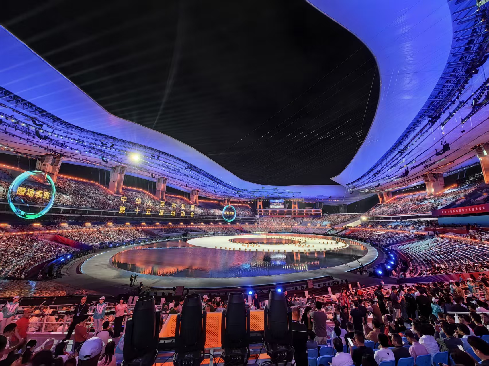 11月9日,第十五届全运会开幕式进行暖场表演。人民网 涂胜摄