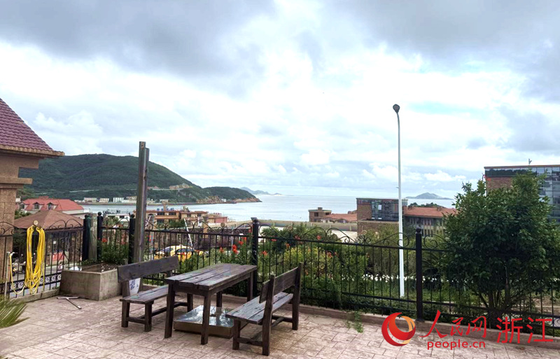 站在胡满堂的民宿庭院中,可以望见大海。人民网记者 方彭依梦摄