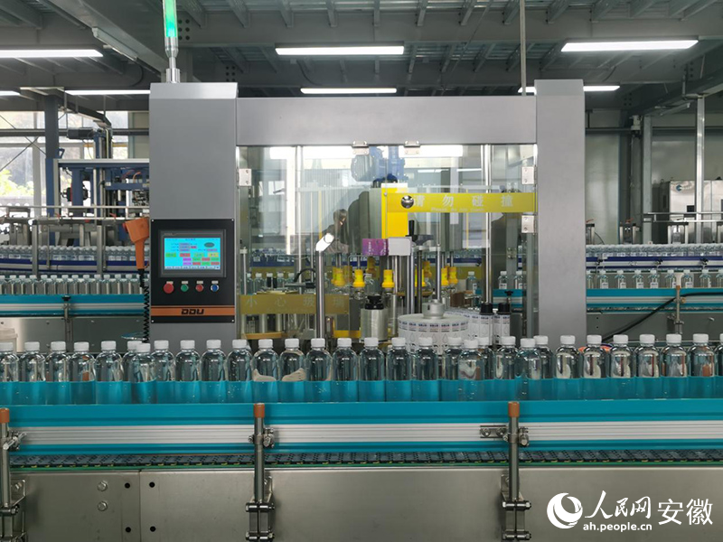 安徽硒泰食品有限公司硒泉生产线。人民网记者 胡雨松摄