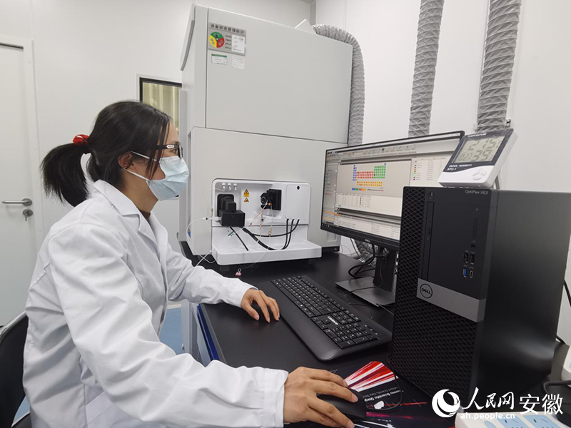 位于石台县的安徽省富硒产品质量检验检测中心,工作人员正在检测样品成分。人民网记者 胡雨松摄