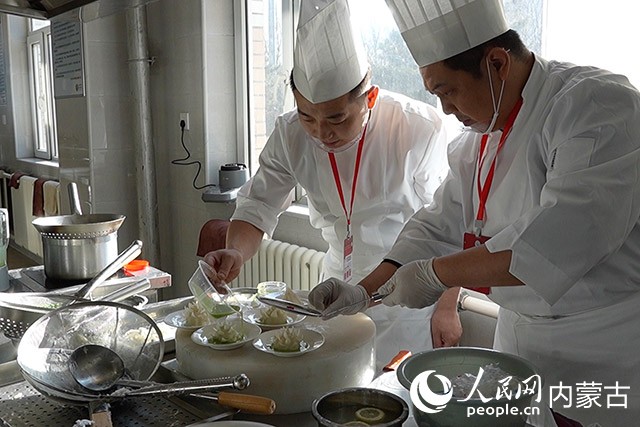 参赛团队菜肴制作现场。实习生 牛佳摄