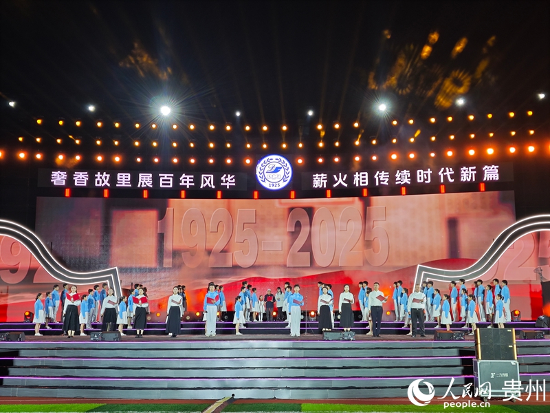 3、文艺晚会表演。人民网 黄小桃摄