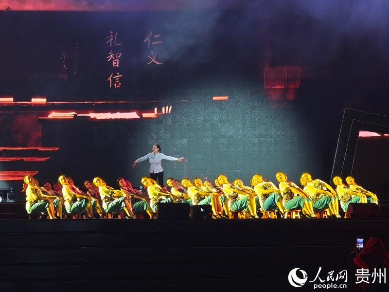 2、文艺晚会表演。人民网 黄小桃摄