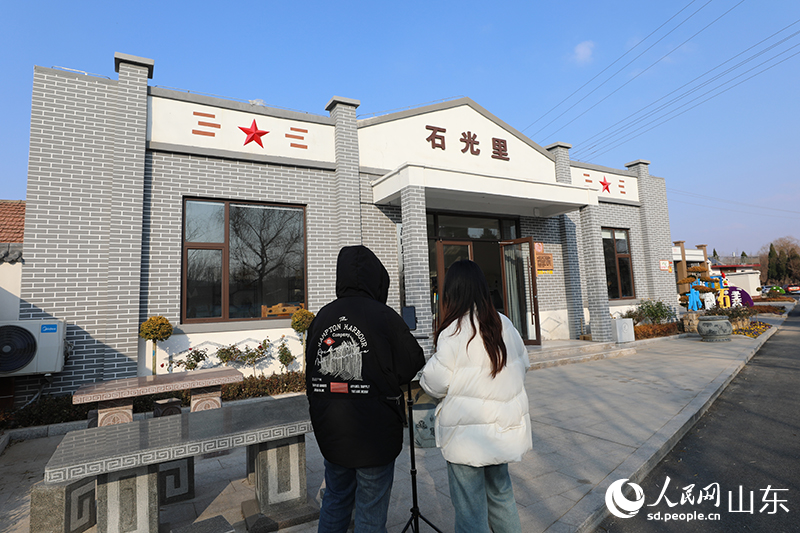 工作人员在“石光里”门前直播推介产品。人民网记者 刘祺摄