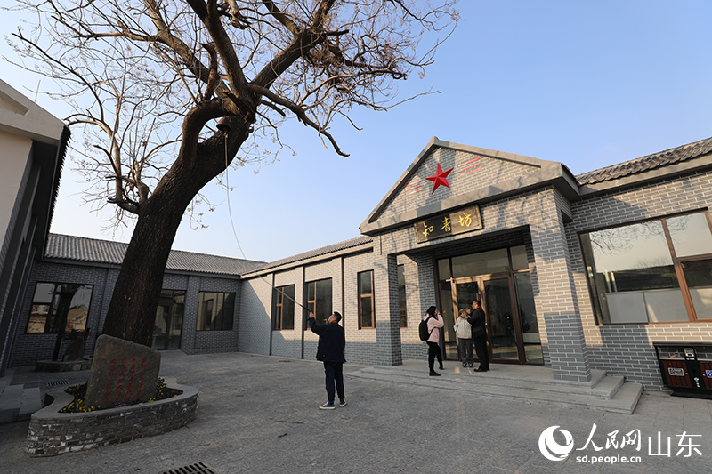 记者在“知青坊”采访工坊运营与乡村文化传承情况。人民网记者 刘祺摄